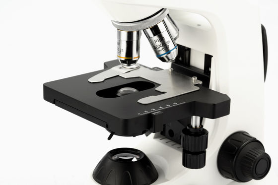 4 microscopio biologico del laboratorio di posizione 40X con la fase meccanica